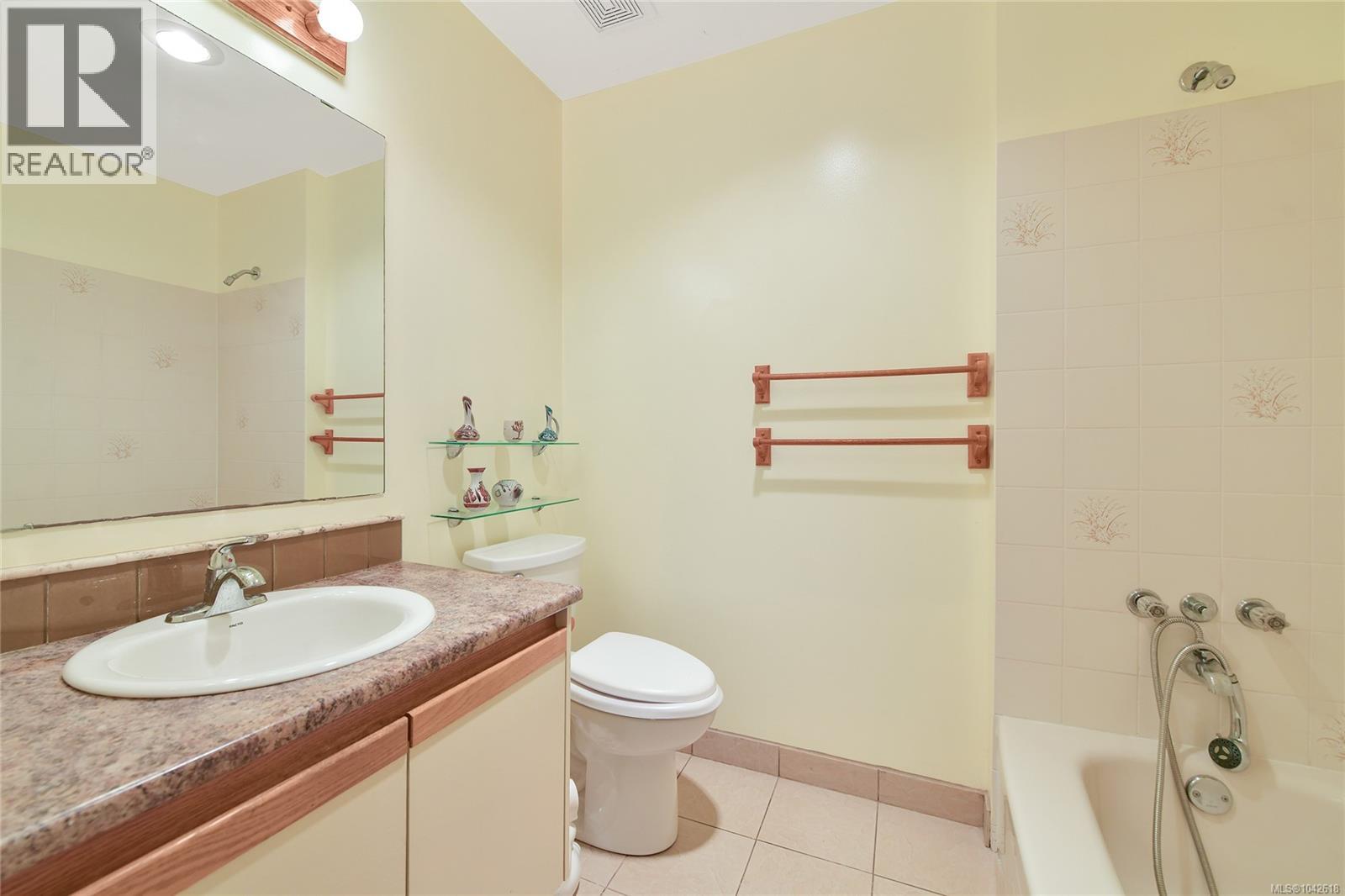 3 4631 Lochside Drive, Saanich