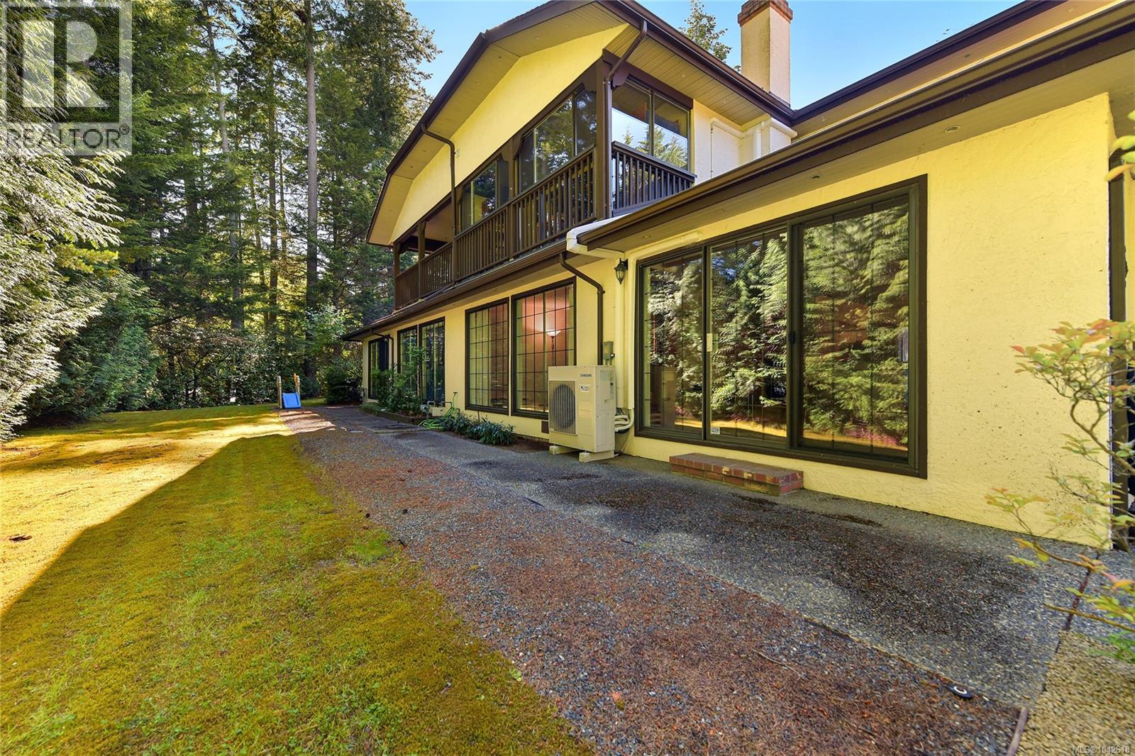 3 4631 Lochside Drive, Saanich