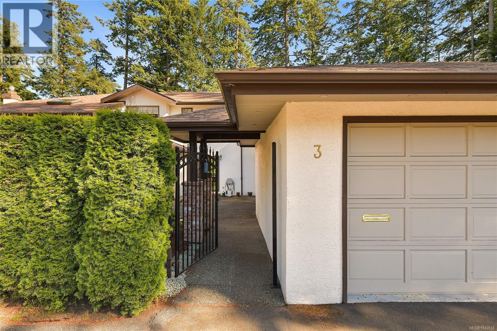 3 4631 Lochside Drive, Saanich