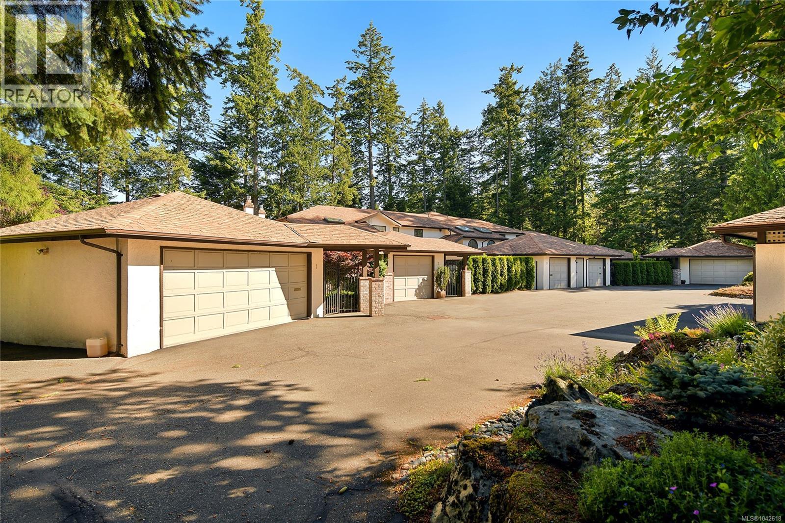 3 4631 Lochside Drive, Saanich
