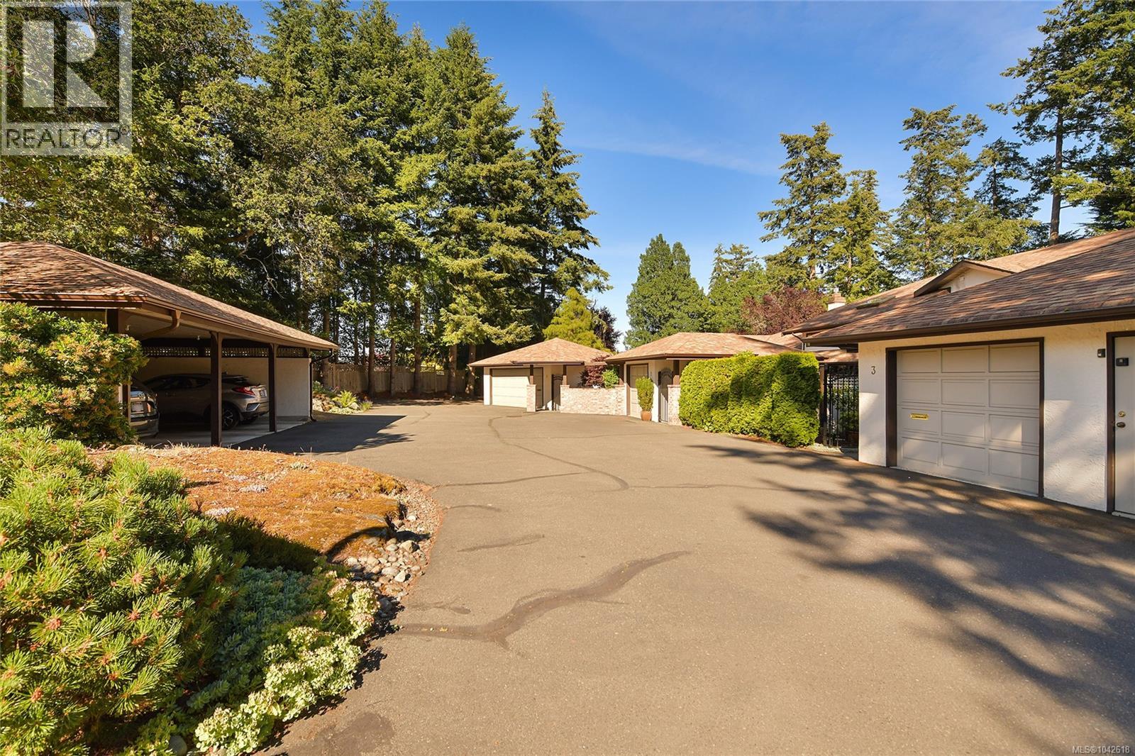 3 4631 Lochside Drive, Saanich