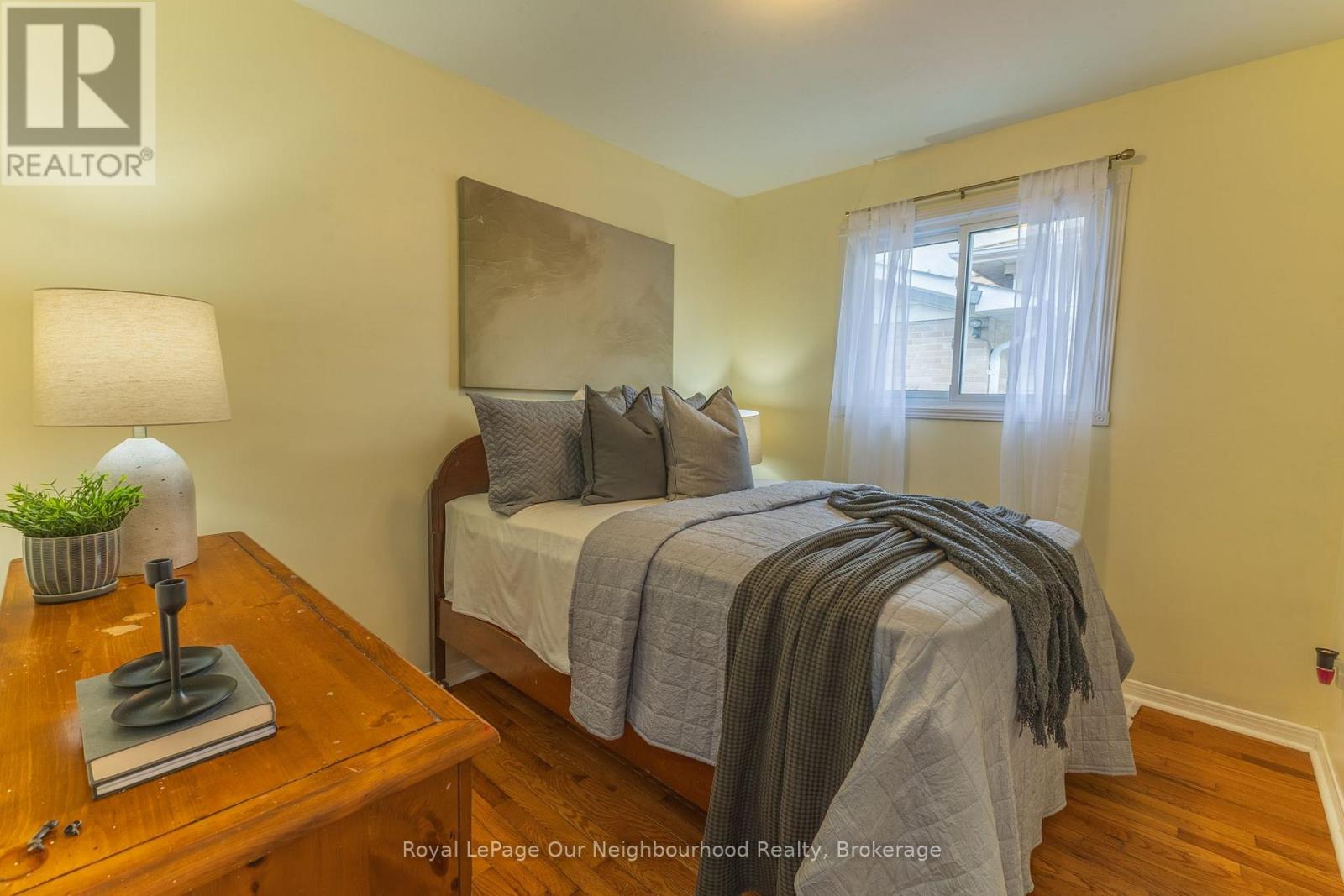 26 ASHDALE CRESCENT - 22