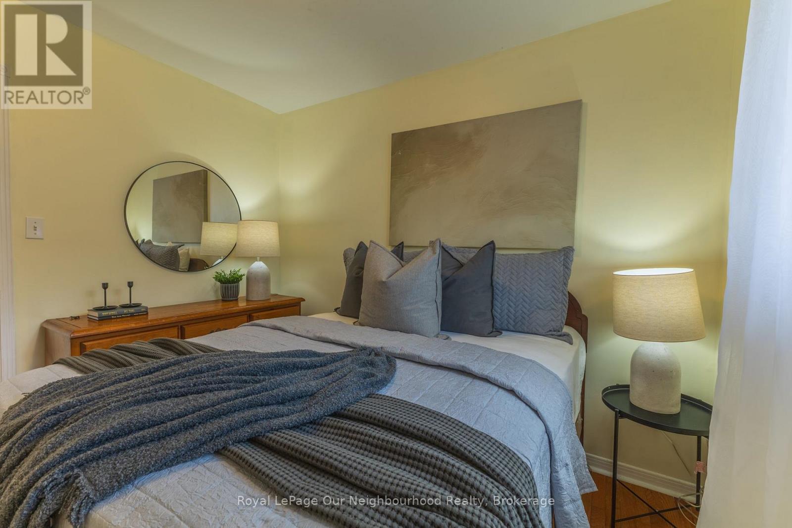 26 ASHDALE CRESCENT - 23