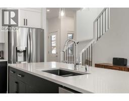 256 Heritage Heights, Cochrane, AB T4C3A7 Photo 12