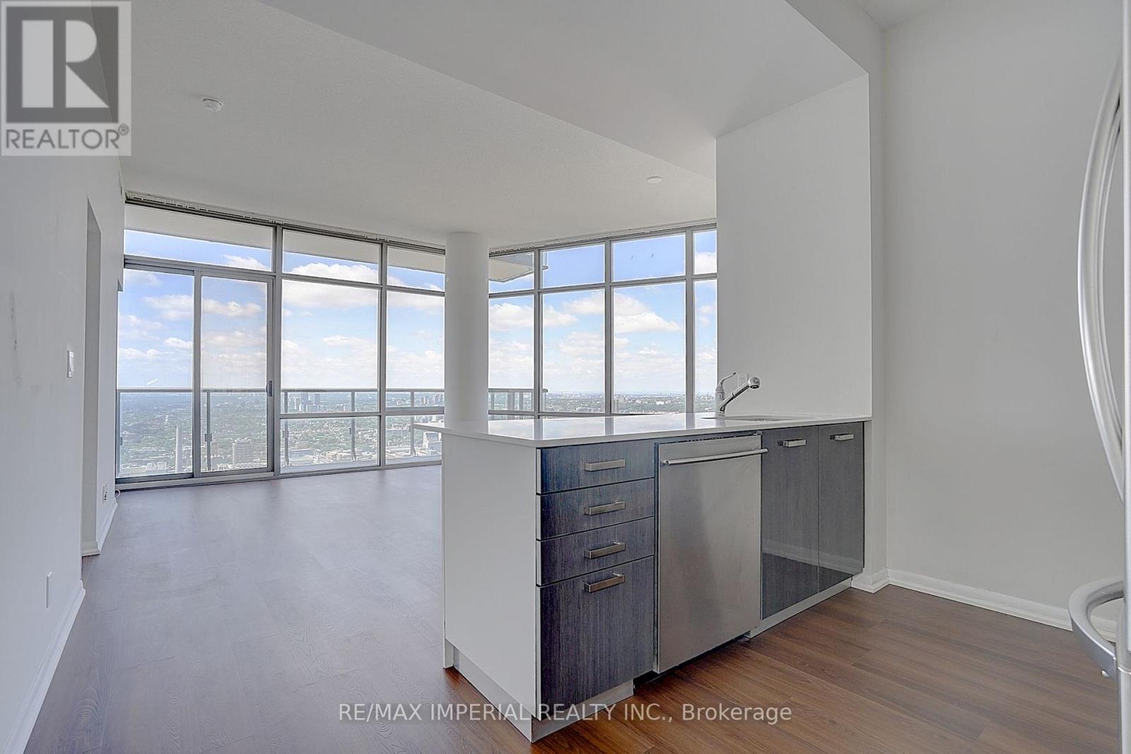 #4903 832 BAY STREET - Image 4