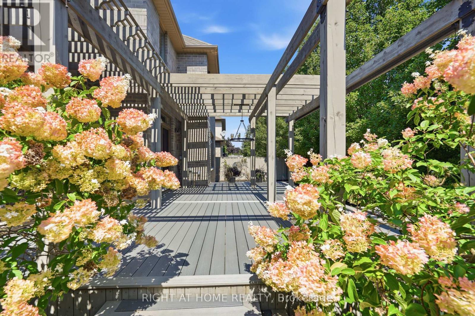 4 MERITAGE LANE - 34