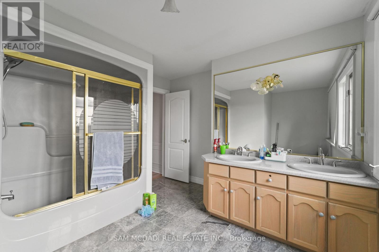 225 PARK ROAD S - 36