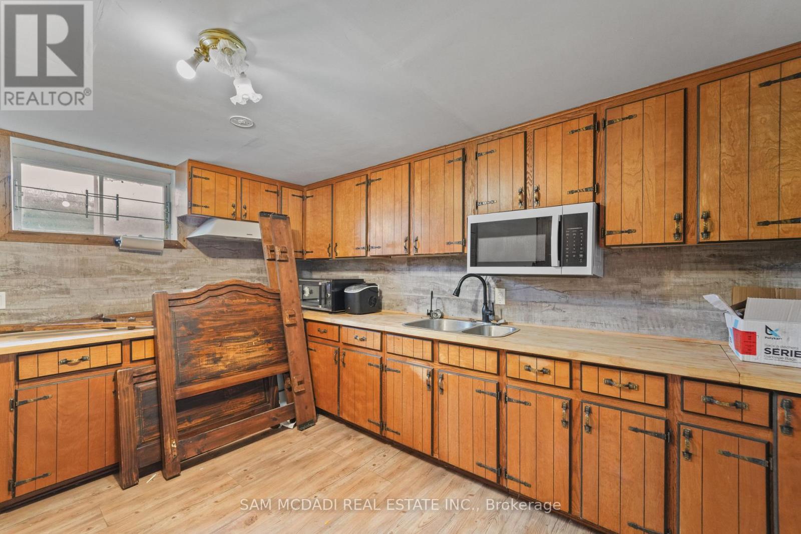 225 PARK ROAD S - 40