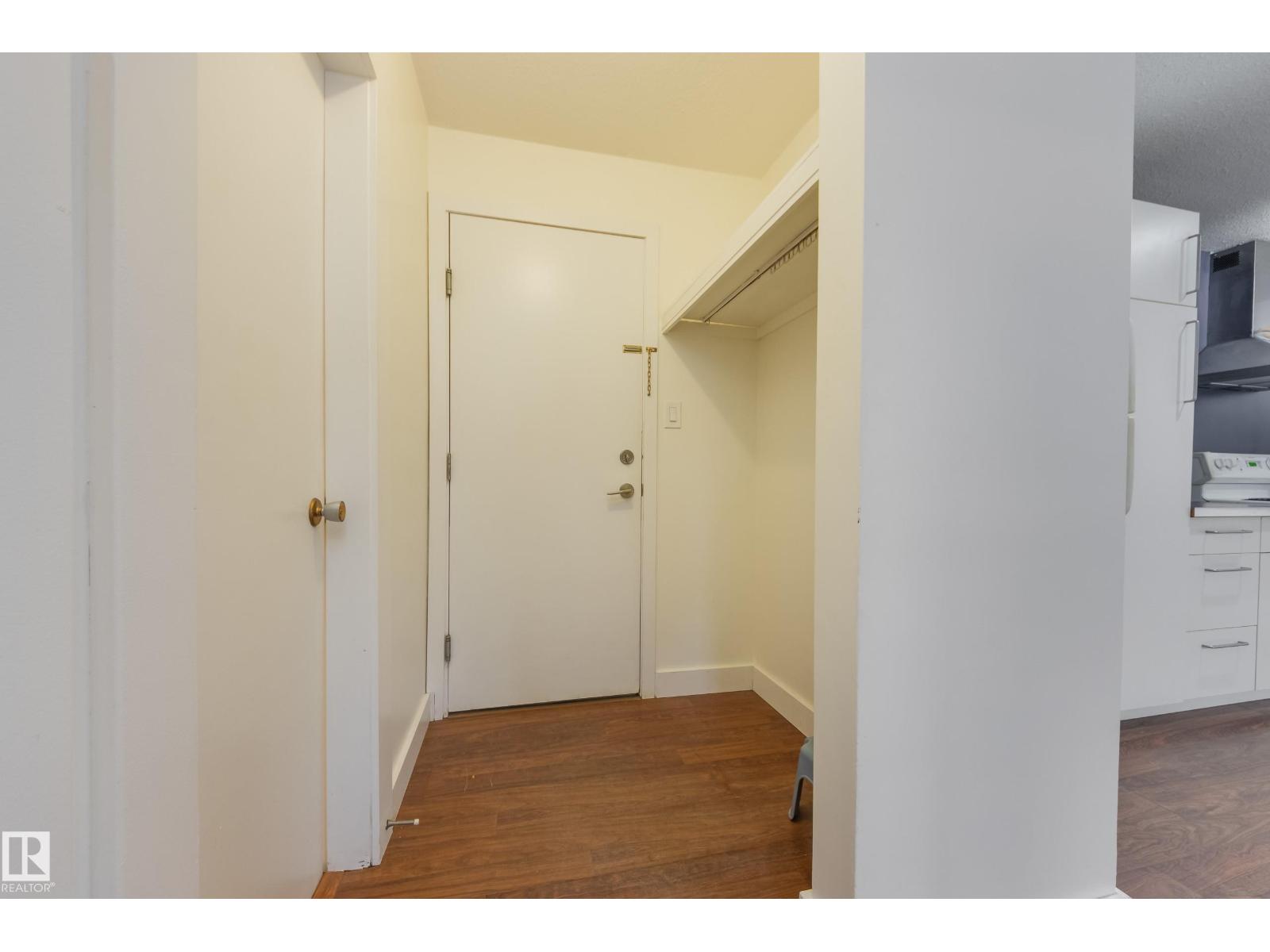 #5 10015 83 AV NW - 4