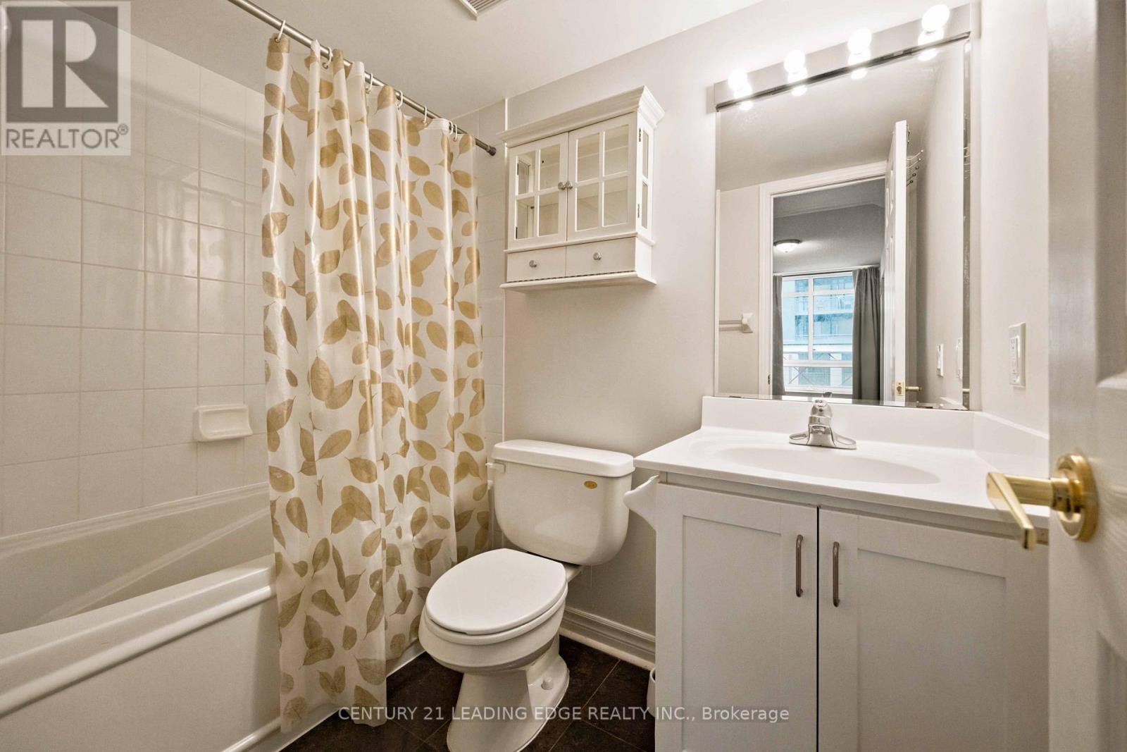 #212 18 KENASTON GARDENS - 33