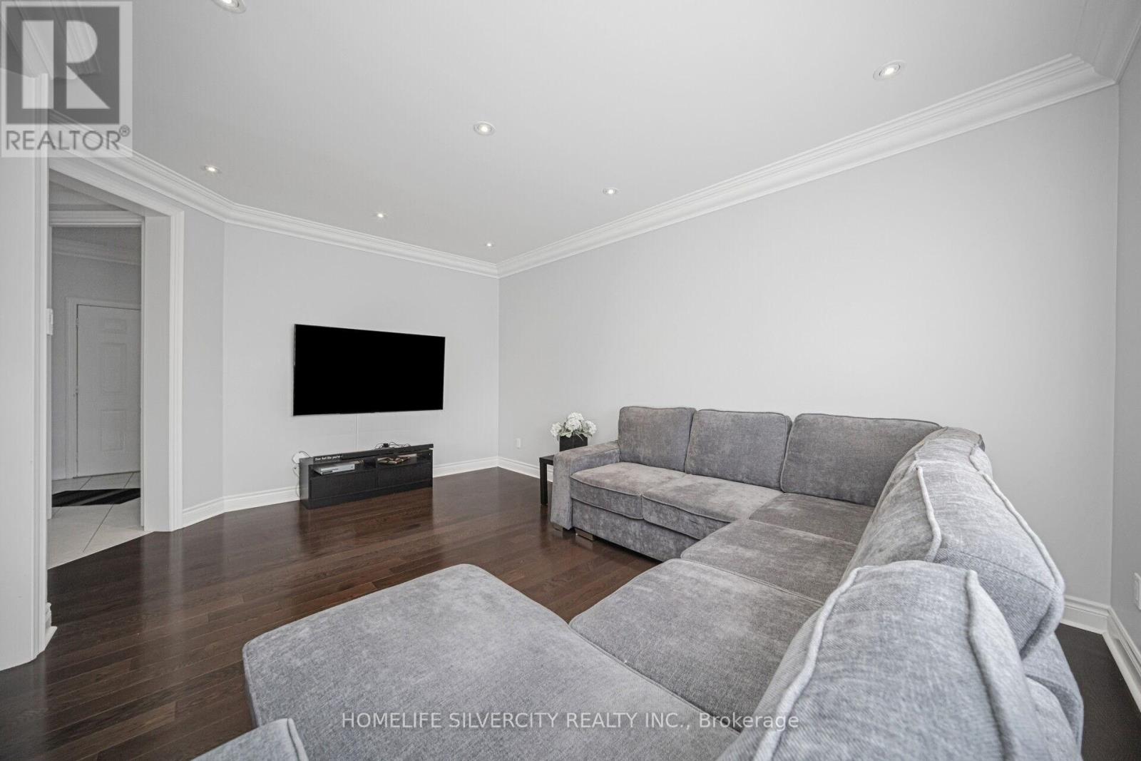 8 MITCHELL CRESCENT - 14