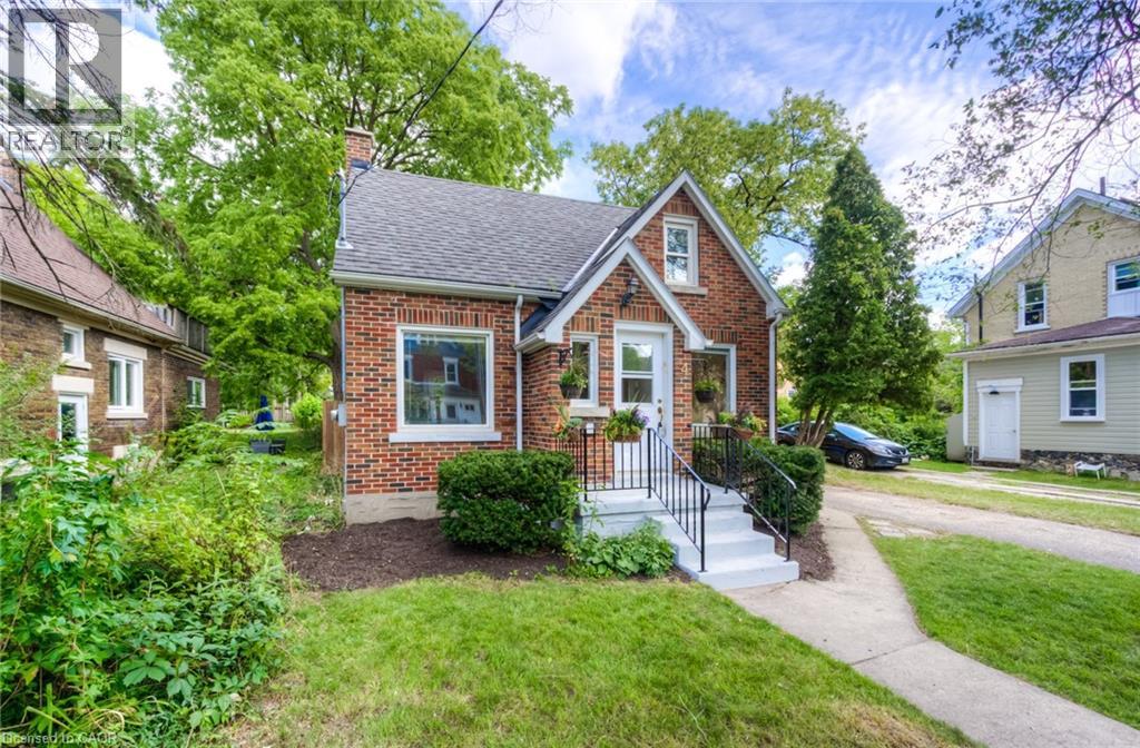 4 DUNBAR Road N - 6