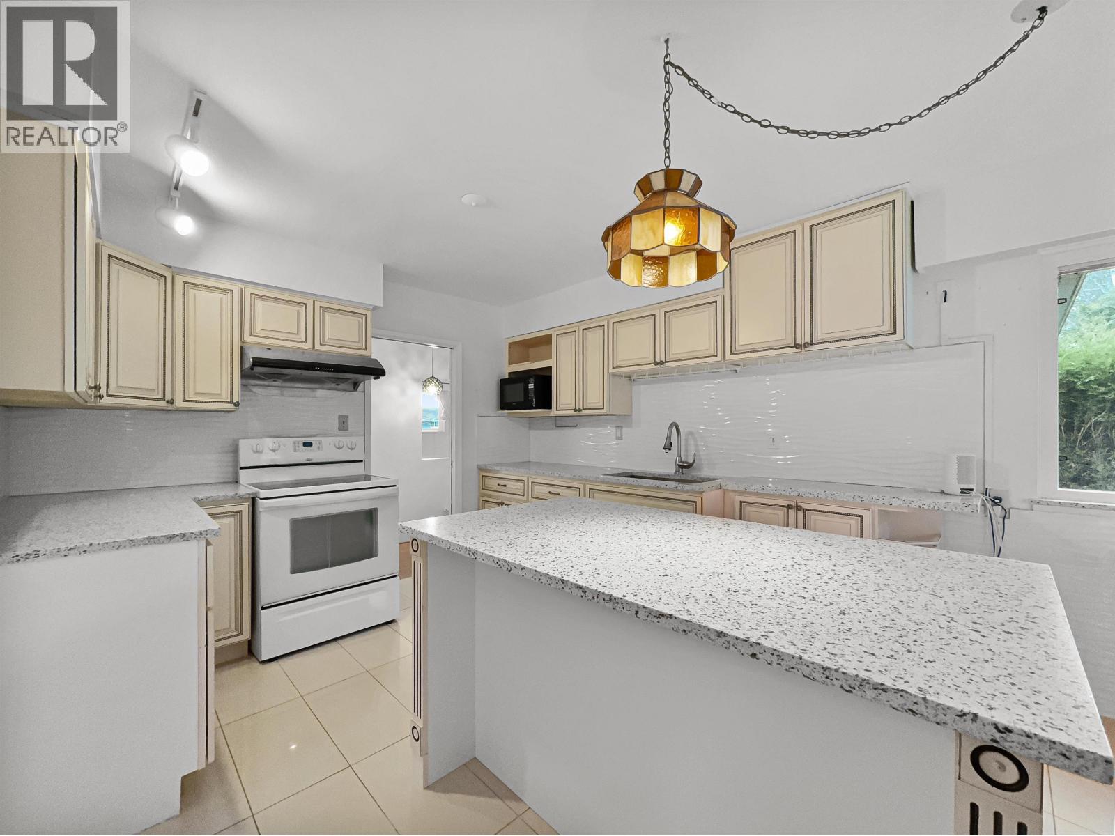 5 Bed, 3 Bath House for Sale in Delta – 5313 10 AVENUE, Delta – MLS# R3159004 - Image 10