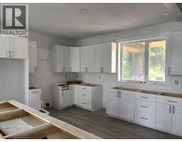 Primary Bedroom - 1695 Arrow Drive, Revelstoke, BC V0E2S1 Photo 9