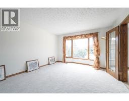 Living room - 118 Dickins Close, Fort Mcmurray, AB T9K1X5 Photo 7