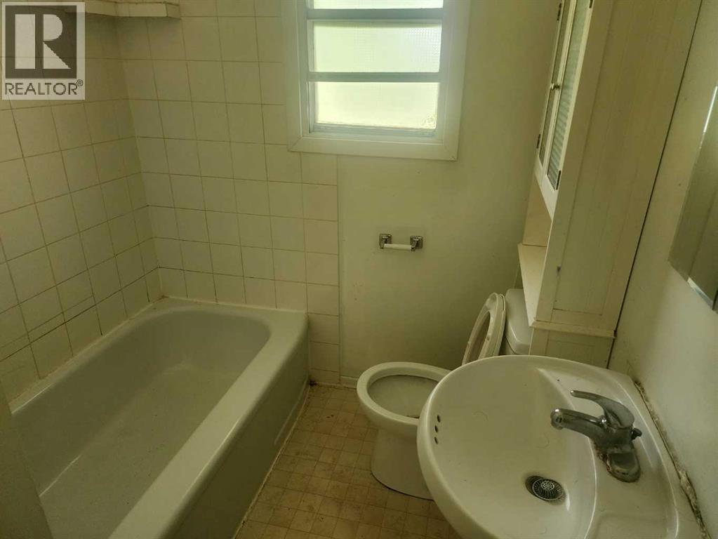 2408 23 Avenue SW - 8