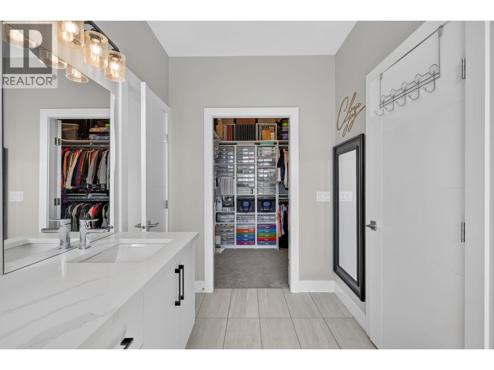 2359 Hawks Boulevard - Image 32