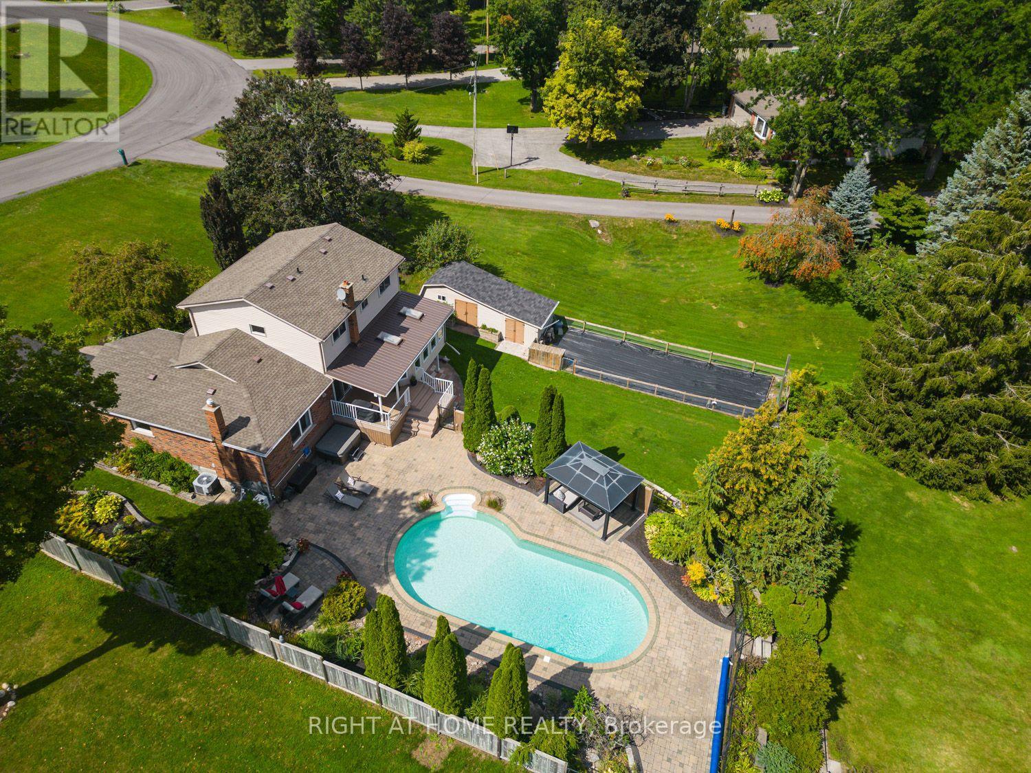 63 ROBINGLADE AVENUE - 31