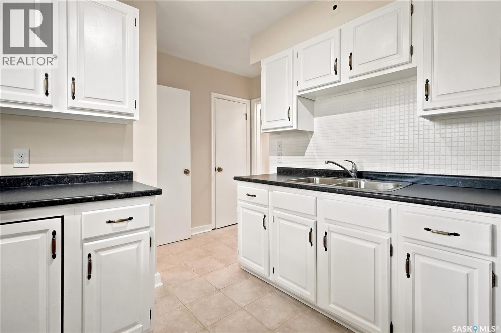 2928 QUEEN STREET - 12