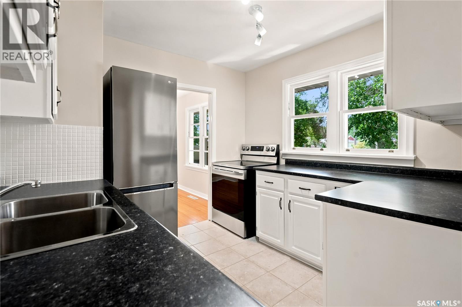 2928 QUEEN STREET - 8