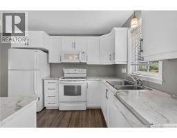 Living room - 126 Bahama Street, Dieppe, NB E1A7X7 Photo 8