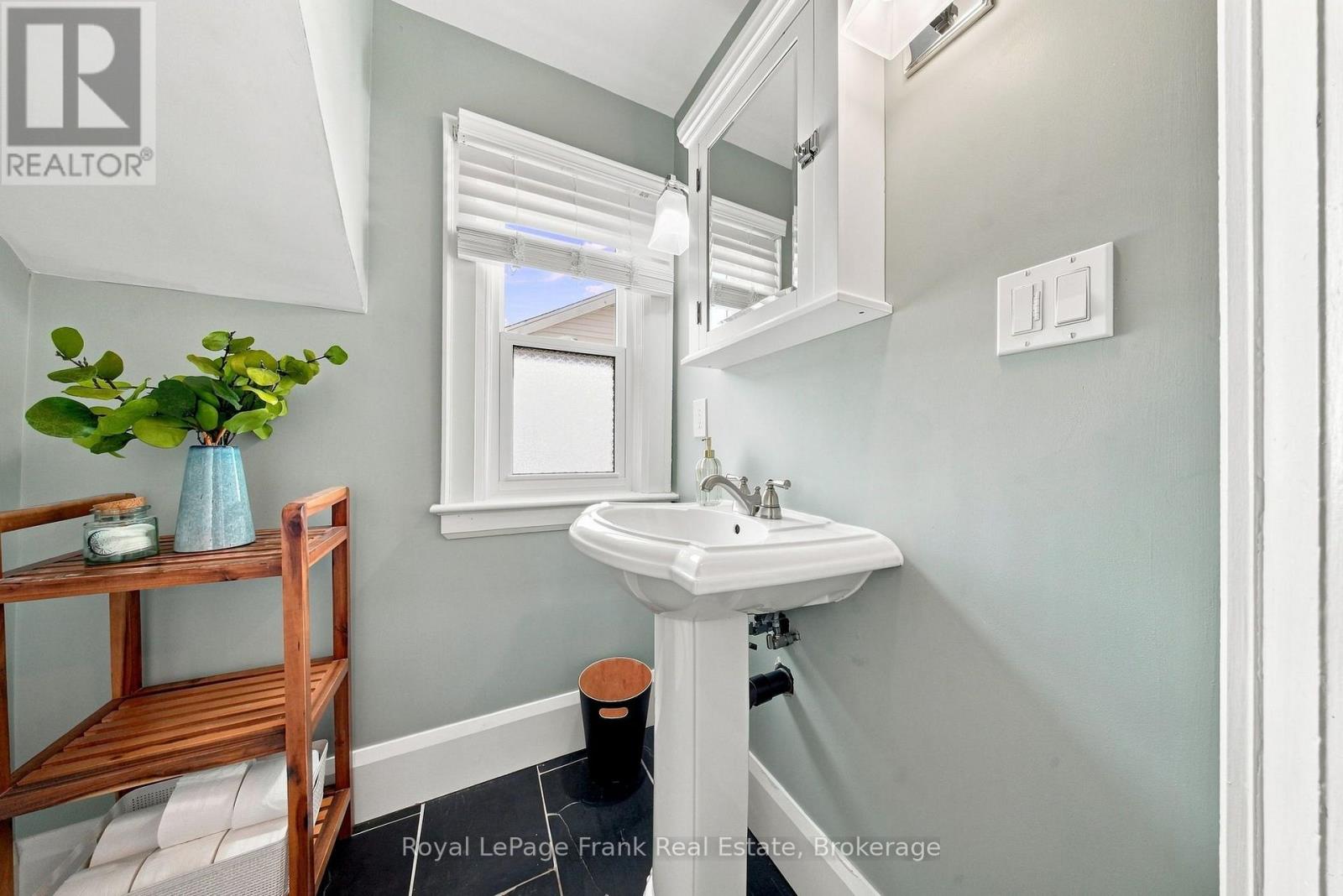 44 MCLAUGHLIN BOULEVARD - Image 25