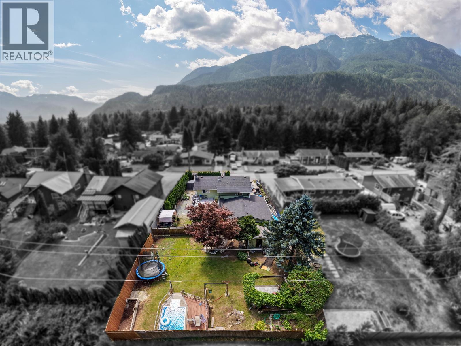 6 Bed, 4 Bath House for Sale in Squamish – 42056 BIRKEN ROAD, Squamish – MLS# R3159070 - Image 4