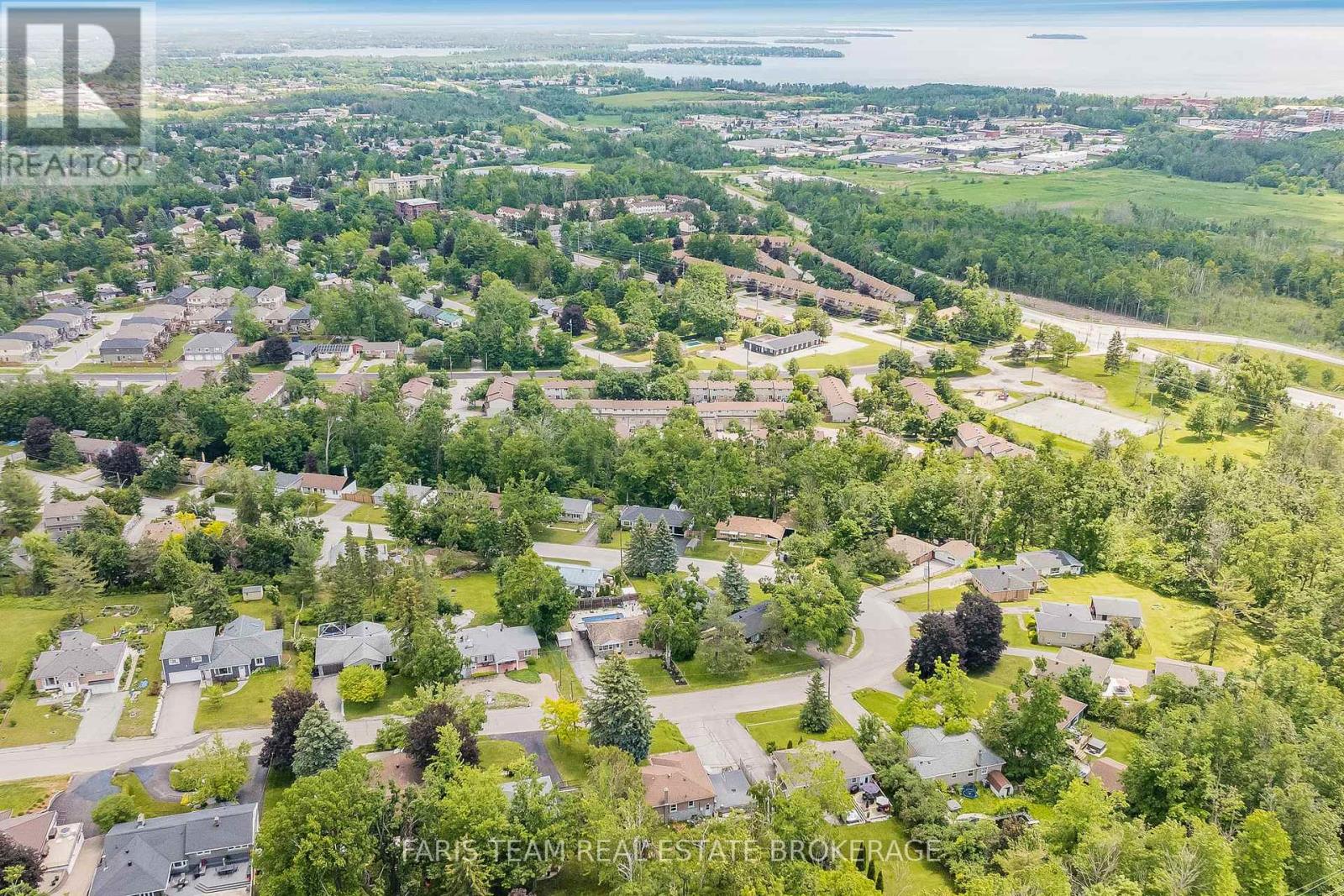 10 KAREN CRESCENT - 36
