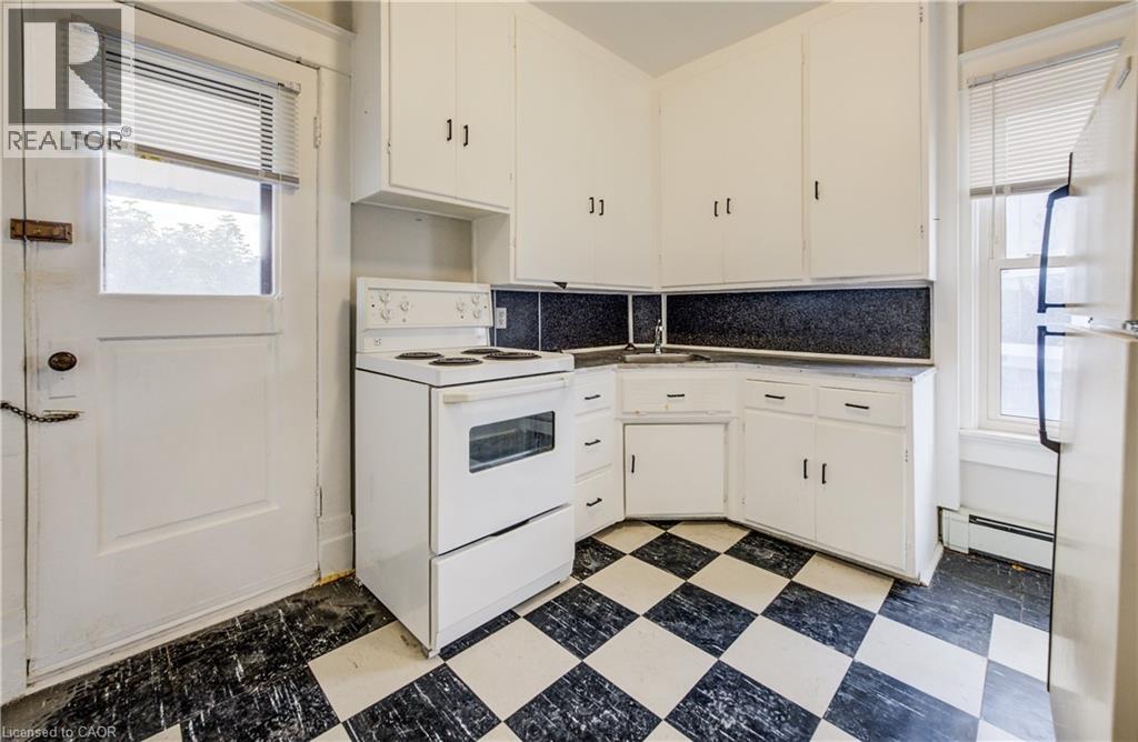 698 KING Street W - 28