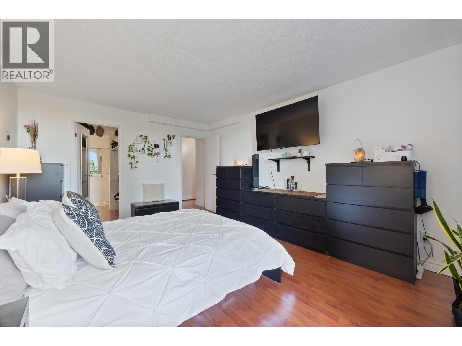 1003 3737 BARTLETT COURT, Burnaby