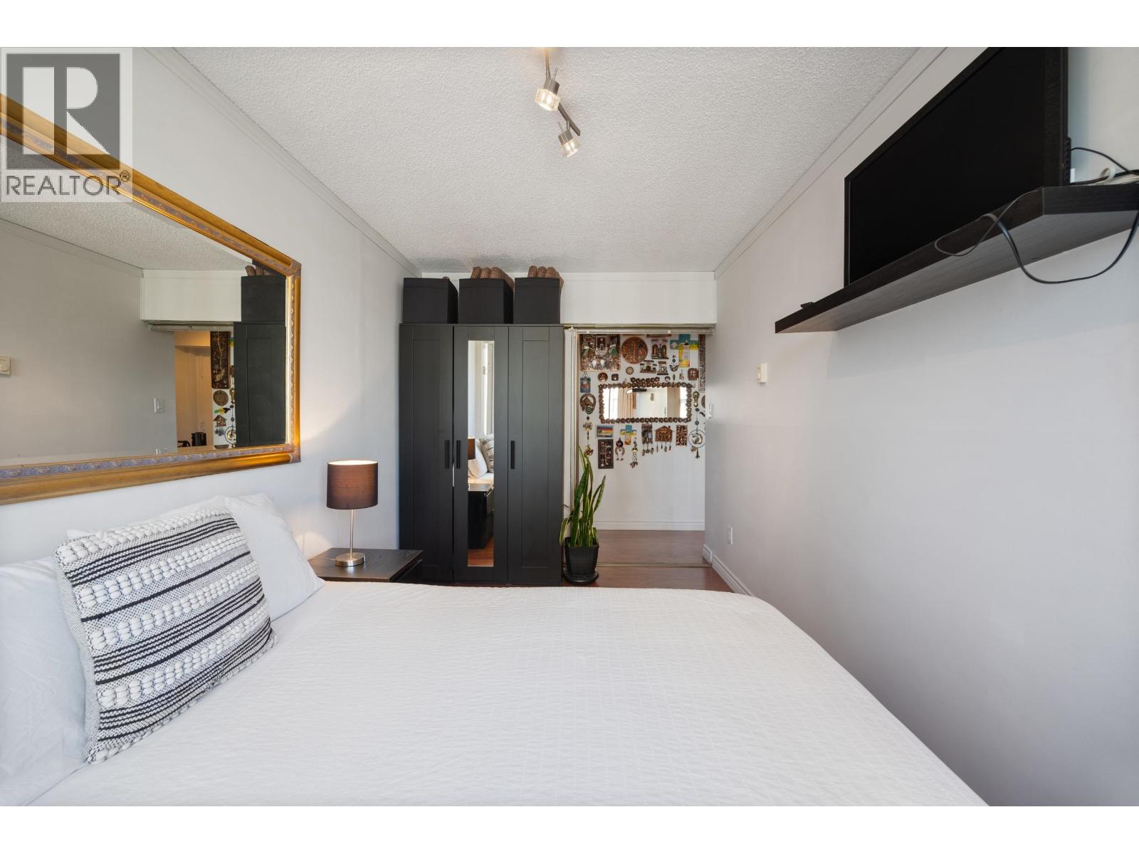 1003 3737 BARTLETT COURT, Burnaby