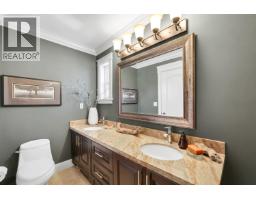 1012 Jay Crescent, Squamish, BC V8B0P2 Photo 16