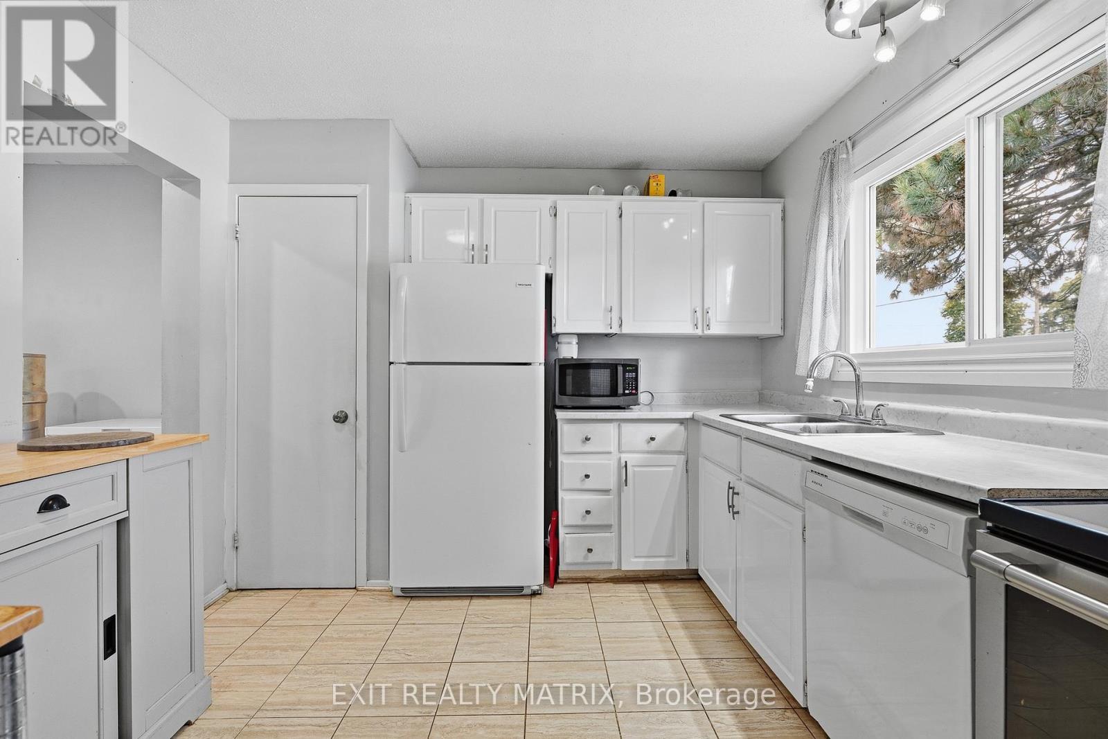 #3 1661 HERON ROAD - Image 7