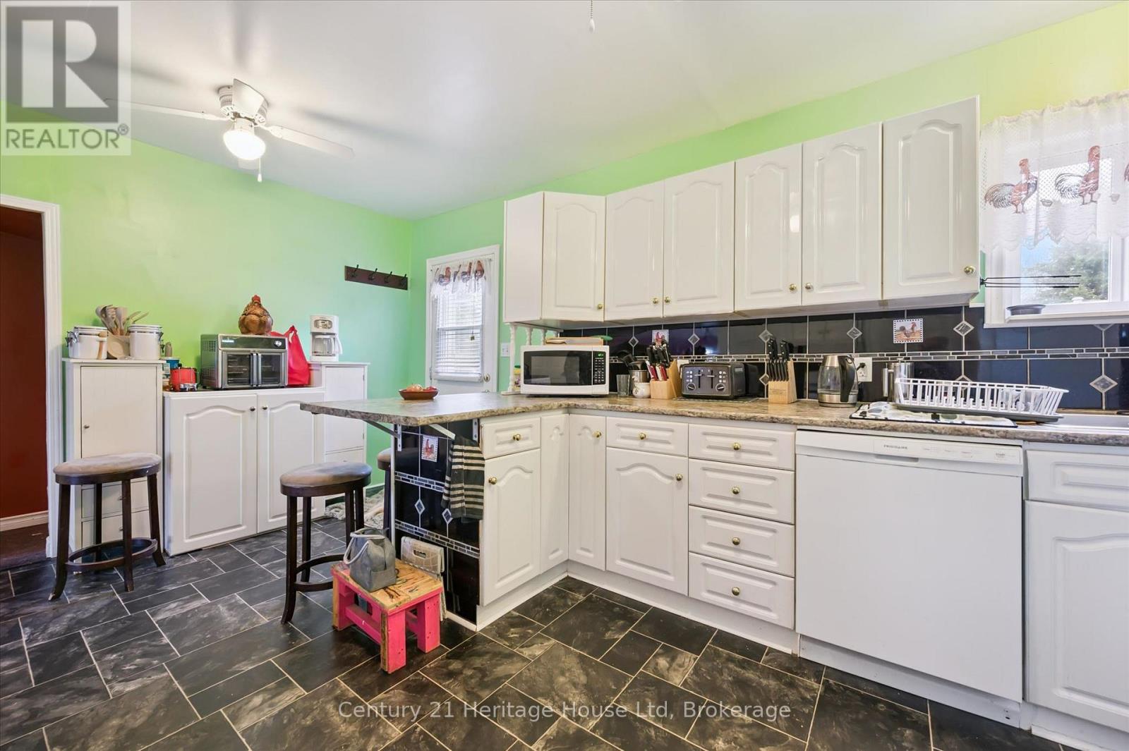 25 FOURTH AVENUE - Image 18