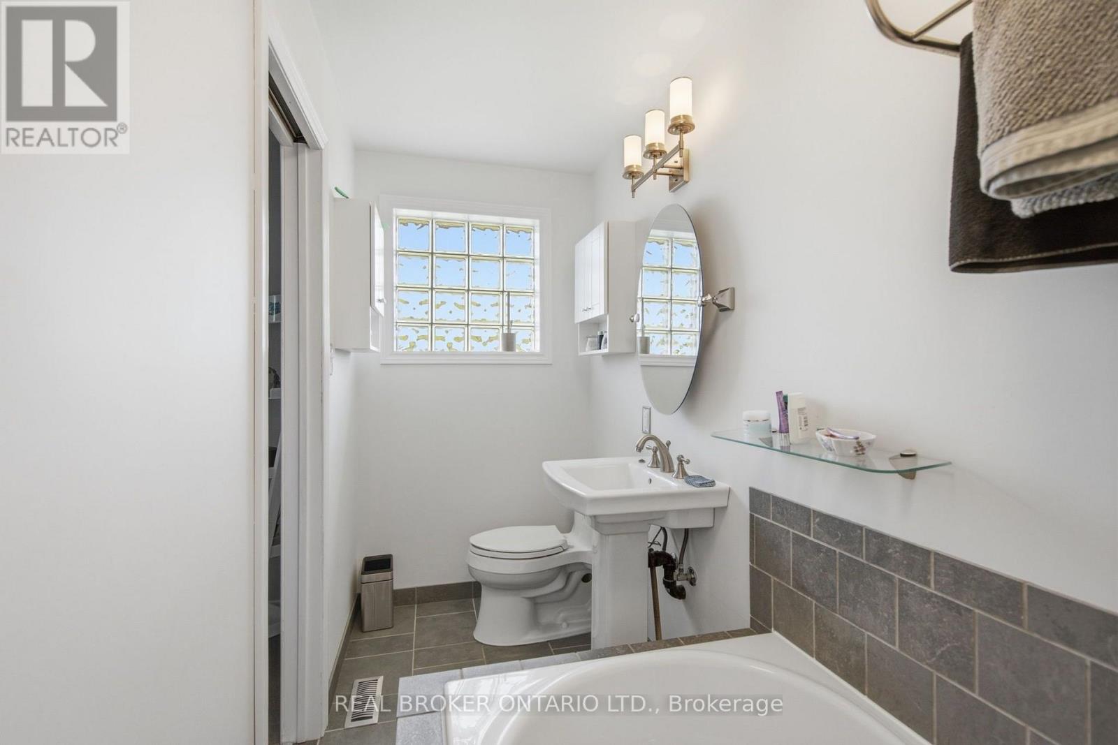 785 REID ROAD - Image 21