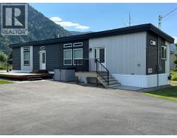 928 Waterloo Crescent, Castlegar, BC V1N4M3 Photo 11