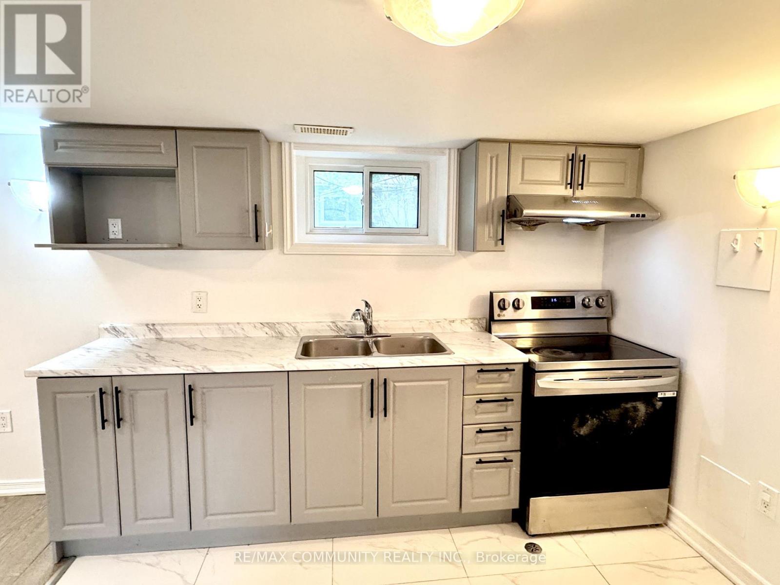 #Basement 426 Perry Street, Whitby (Downtown Whitby), Ontario, L1N4C3, Whitby (Downtown Whitby), Ontario — photo 2 of 5
