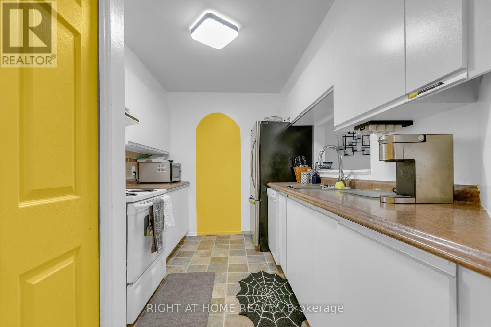 Galley Kitchen w Passthrough