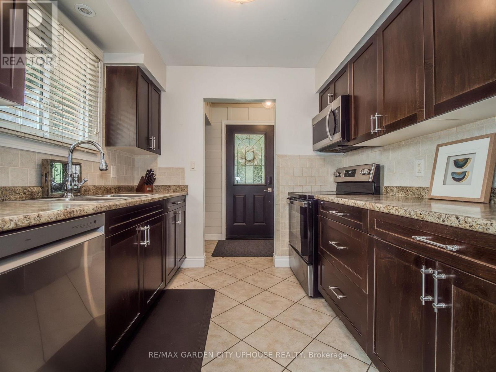 24 GREENMEADOW COURT - 6