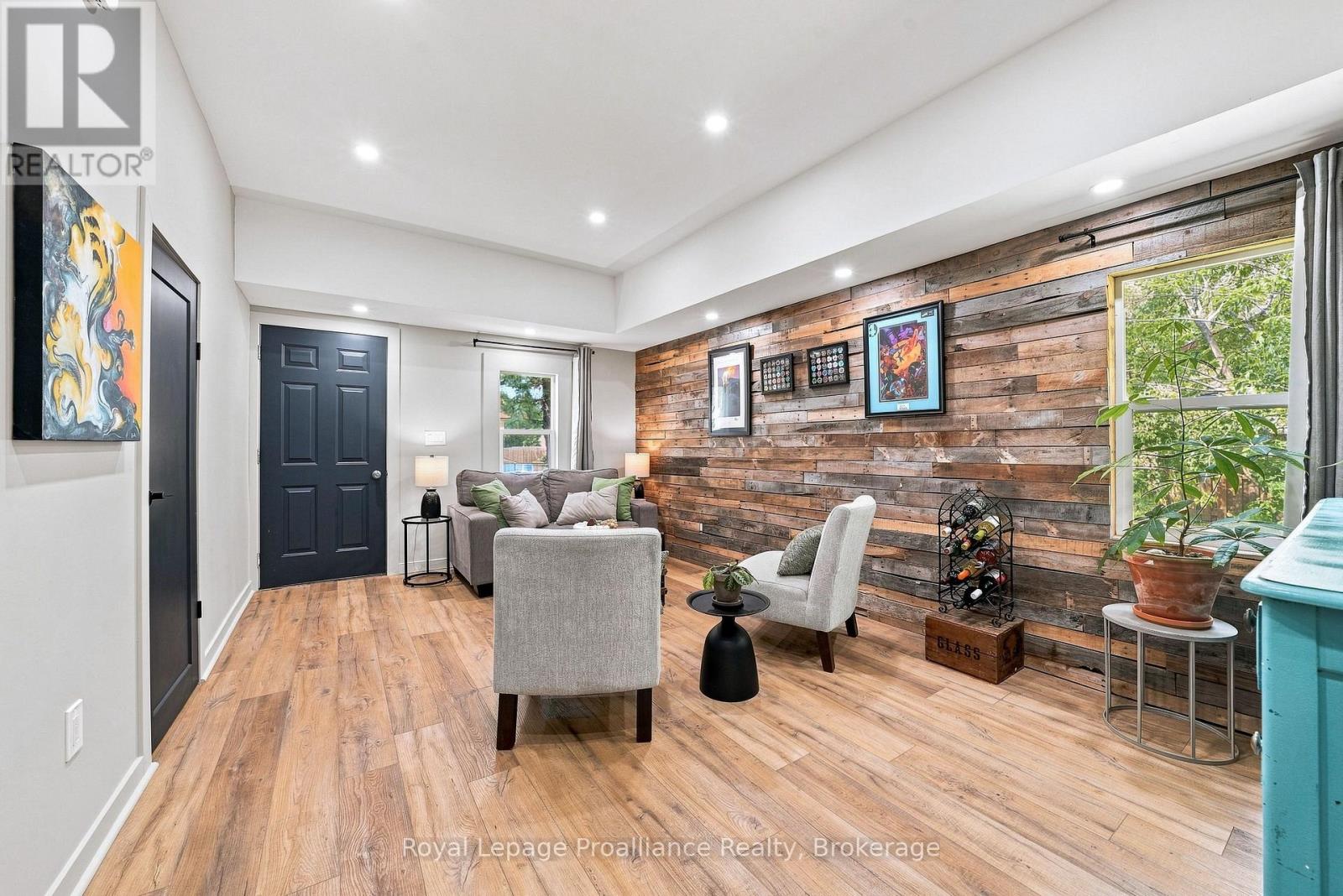 161 UNIVERSITY AVENUE - 10