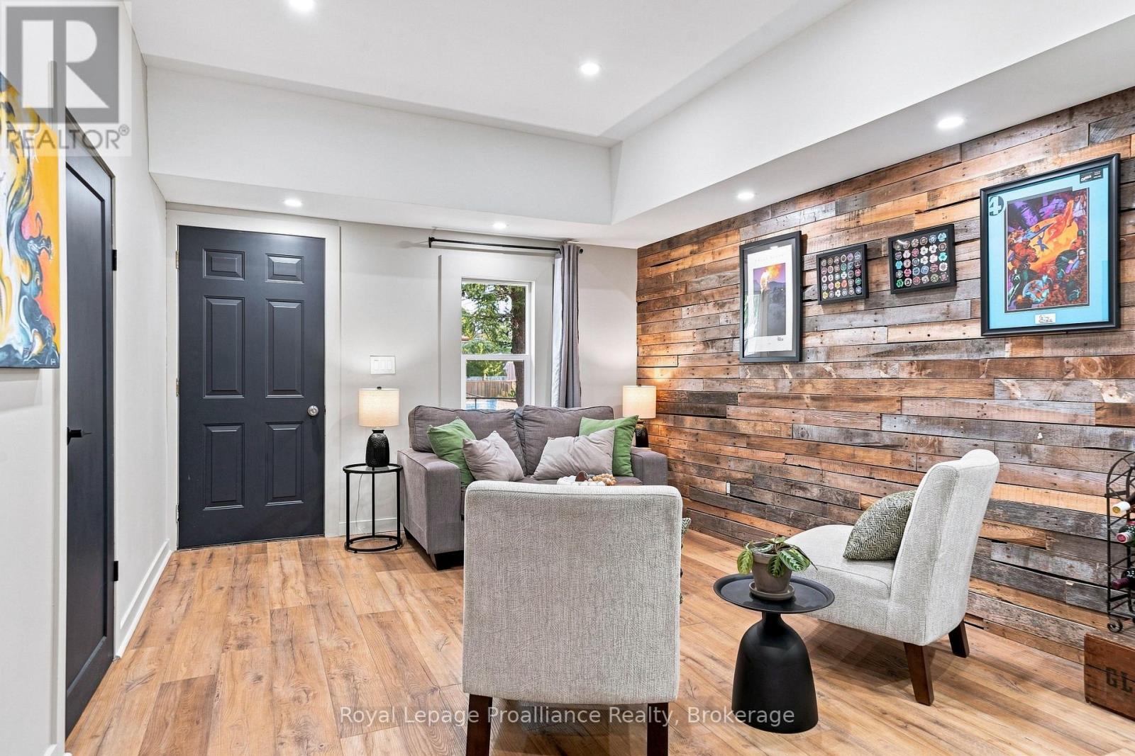 161 UNIVERSITY AVENUE - 11