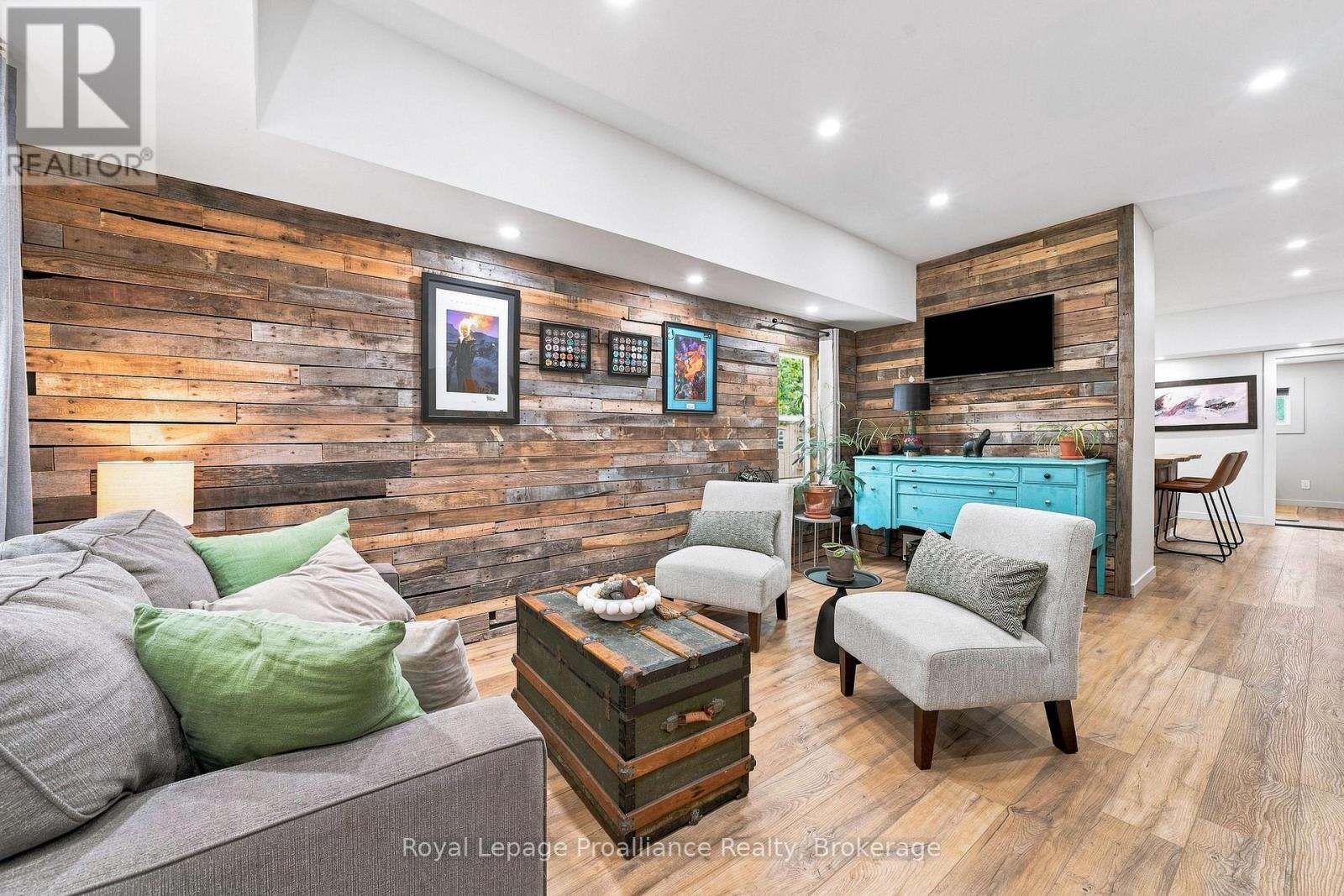 161 UNIVERSITY AVENUE - 13