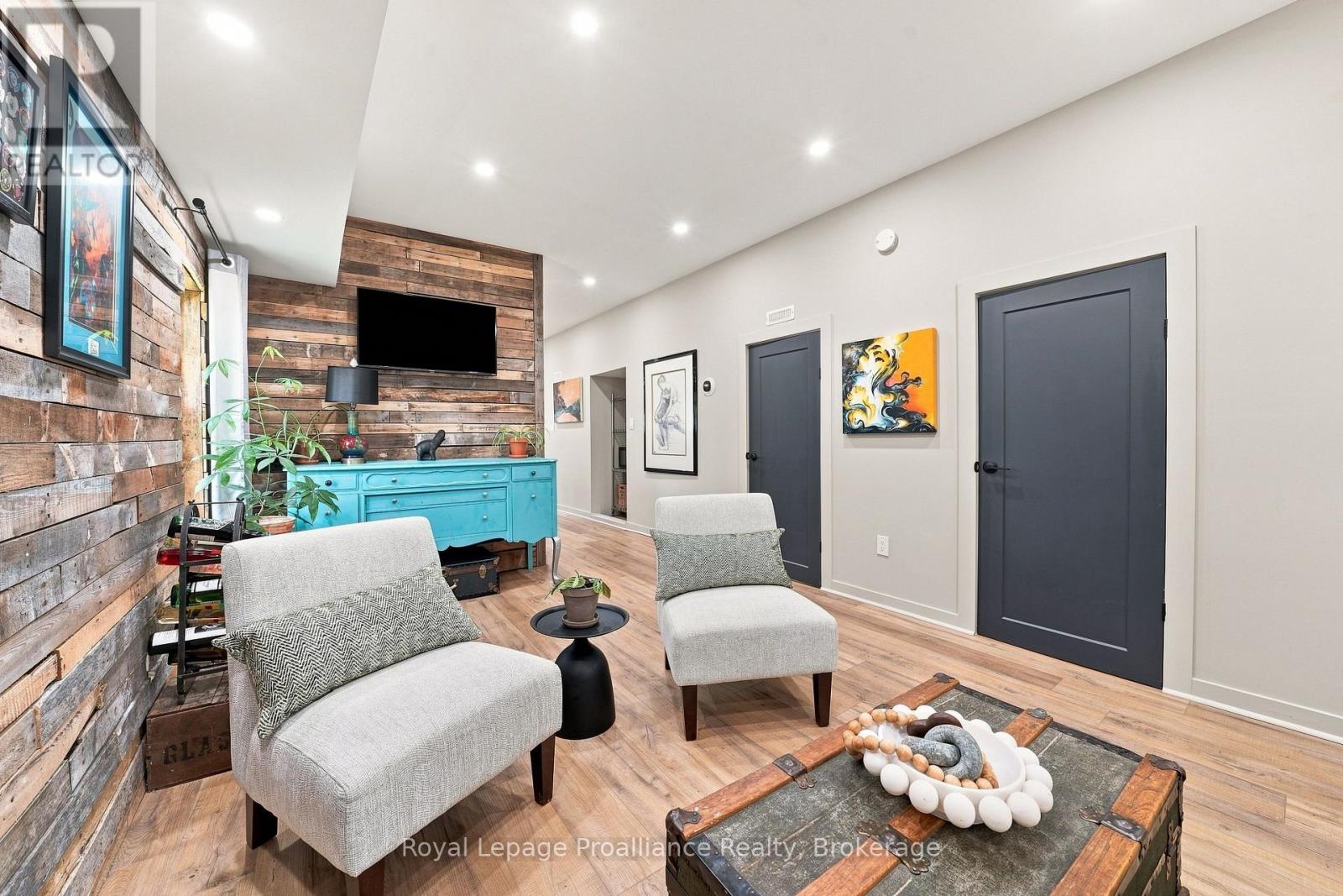 161 UNIVERSITY AVENUE - 14