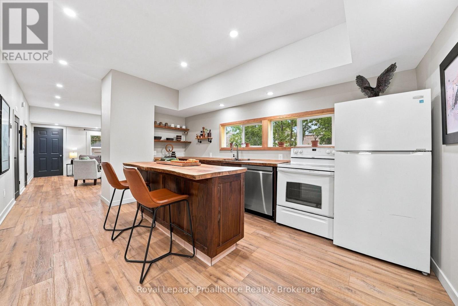 161 UNIVERSITY AVENUE - Image 5