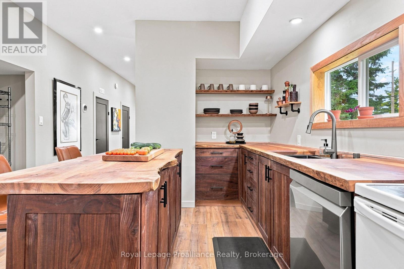 161 UNIVERSITY AVENUE - 6