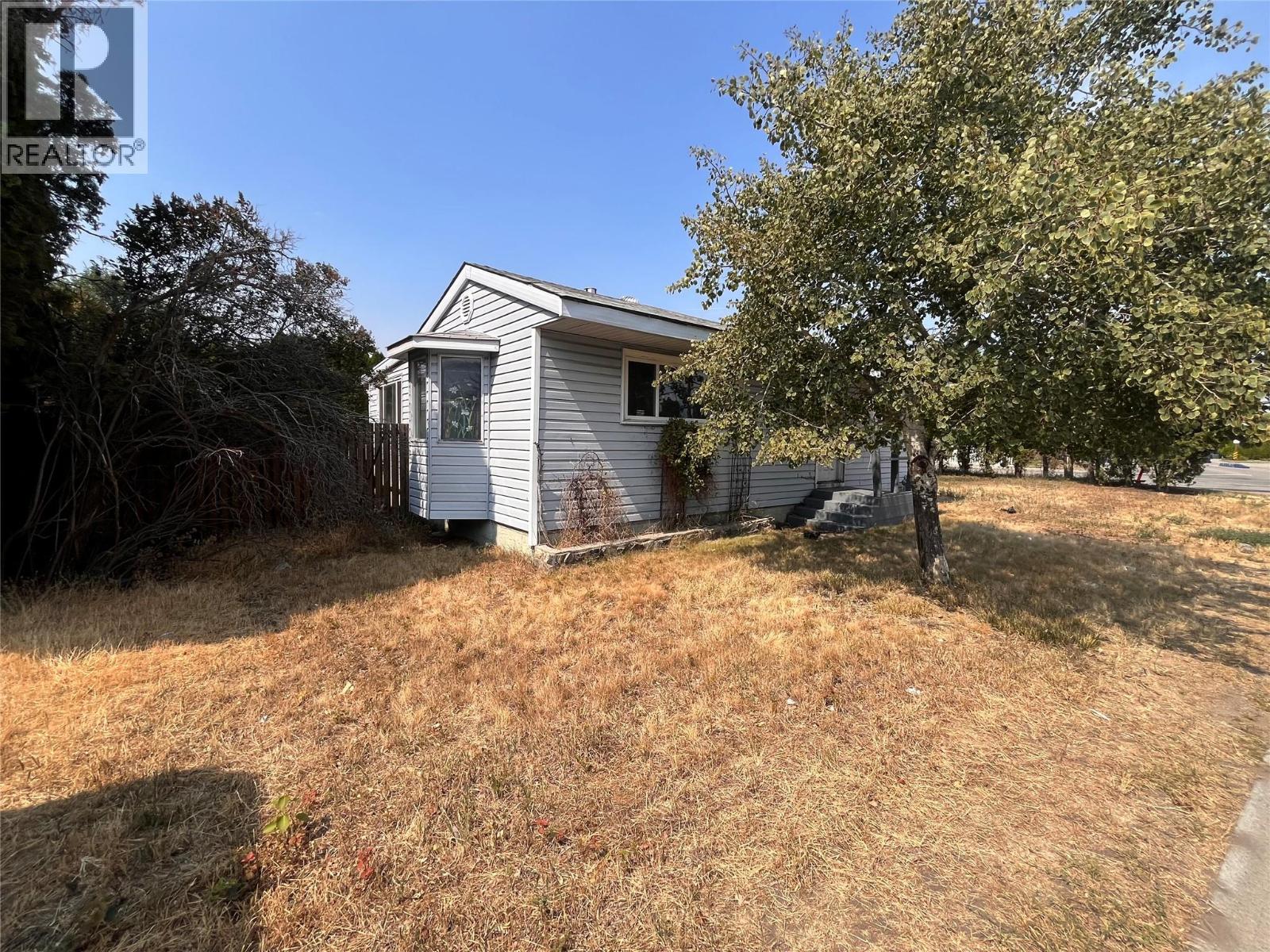 302 Green Avenue W - 3