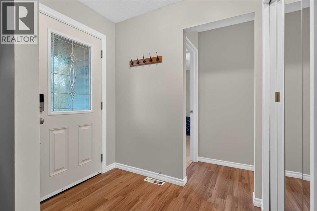 292 Silver Brook Way NW, Silver Springs, Calgary photo 2