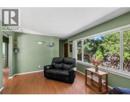 Living room - 2301 Jingle Pot Rd, Nanaimo, BC V9R6W2 Photo 11