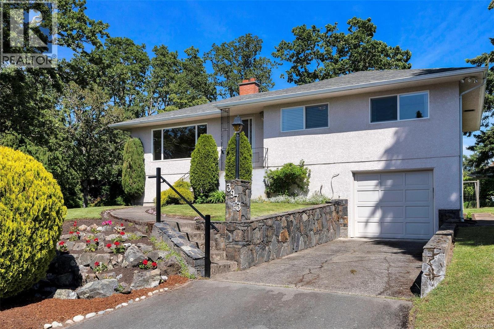  3973 Livingstone Avenue South, Saanich