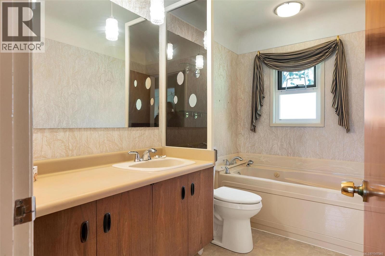  3973 Livingstone Avenue South, Saanich